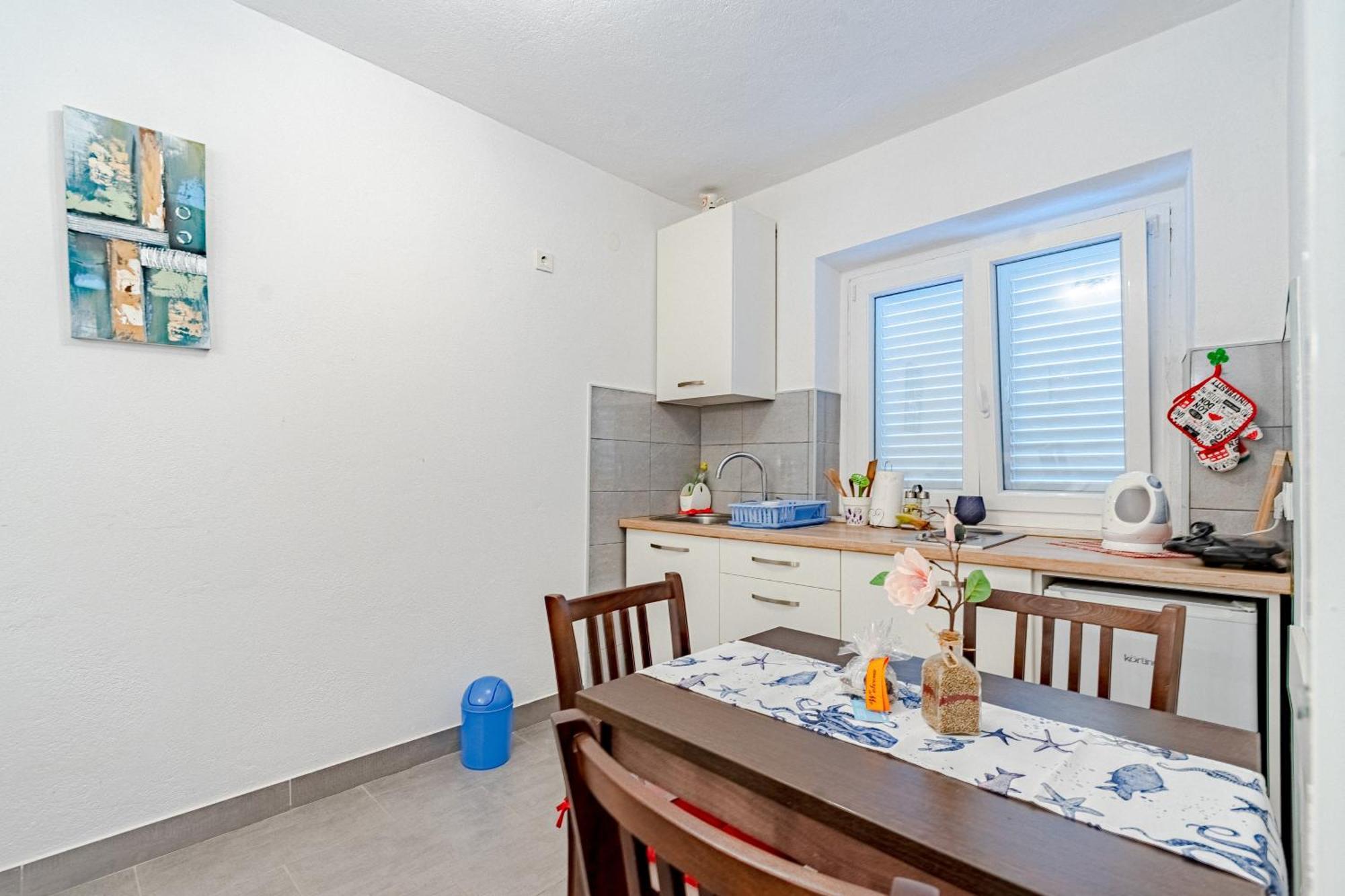 Apartments And Rooms With Parking Space Мали-Стон Номер фото