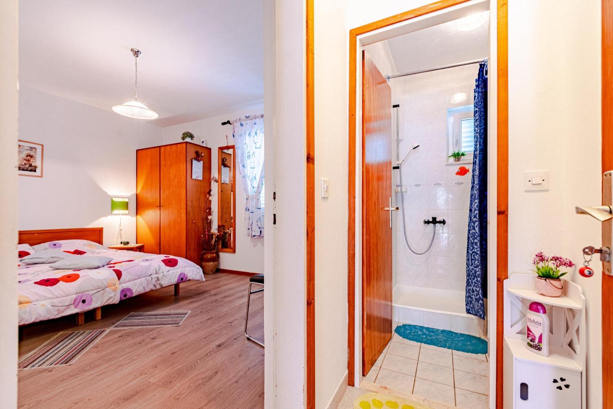 Apartments And Rooms With Parking Space Мали-Стон Номер фото