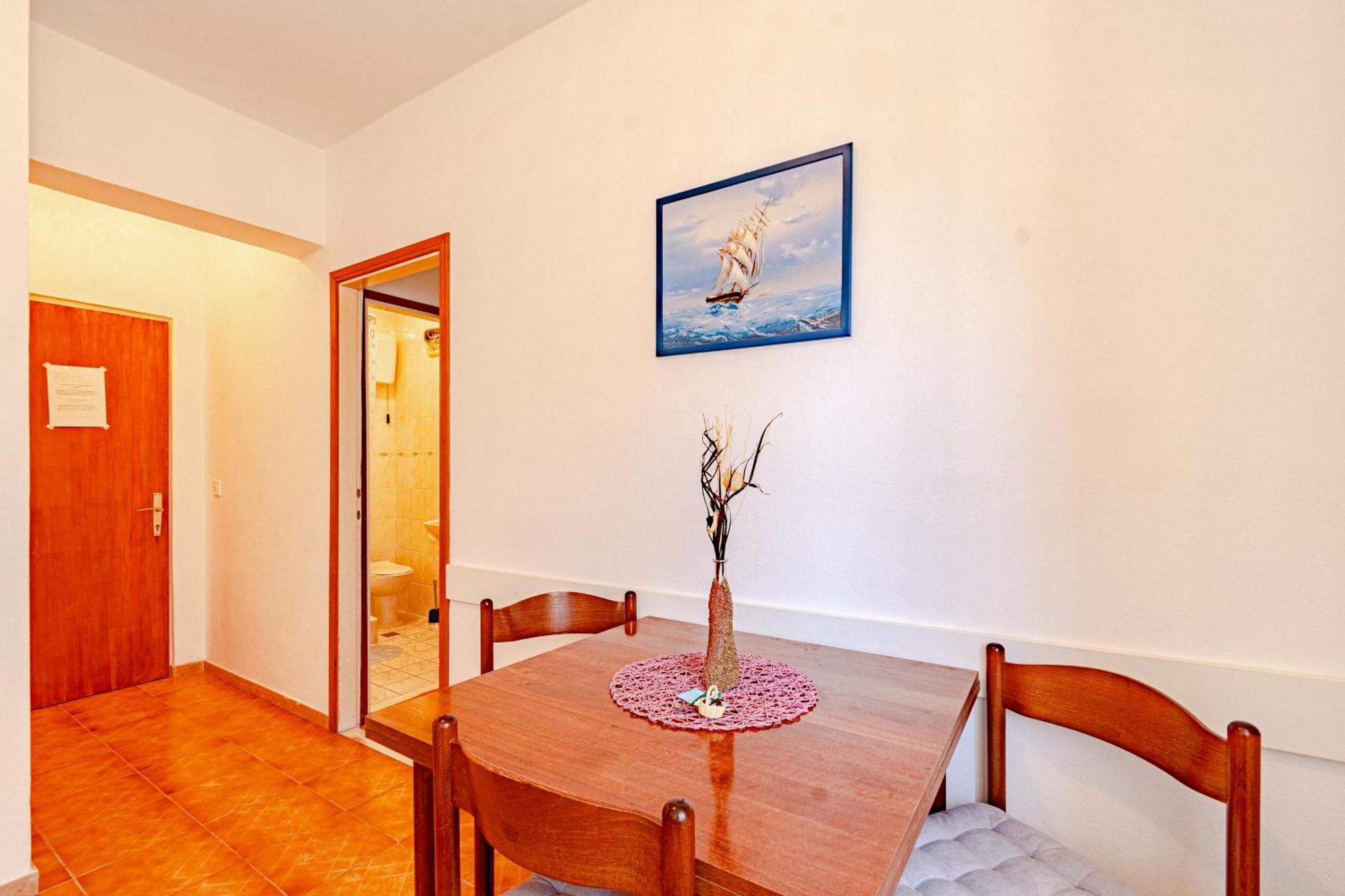 Apartments And Rooms With Parking Space Мали-Стон Номер фото