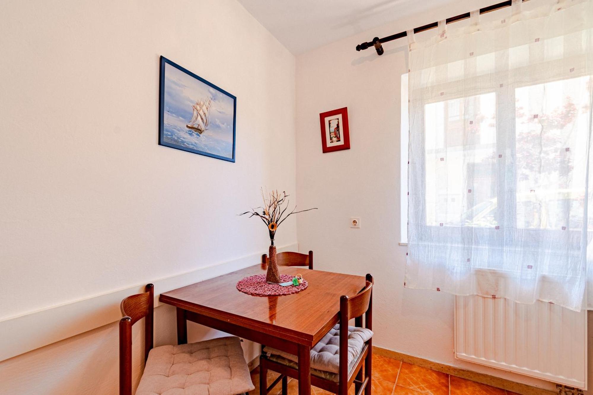 Apartments And Rooms With Parking Space Мали-Стон Номер фото